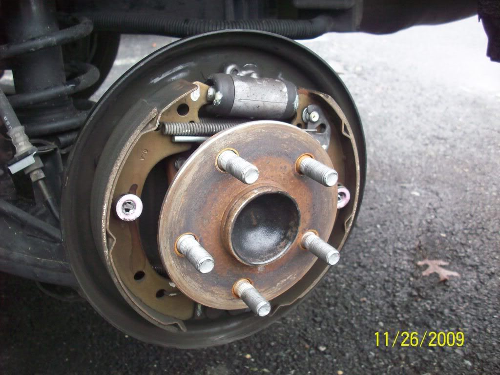 2f17bbec3d5a00e170409b4a3f980a83  Removing, cleaning and adjusting rear drum brakes
